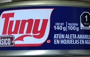 Atún aleta amarilla en hojuelas en agua